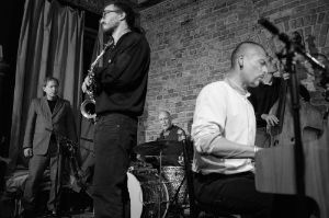 The trio in action: Joel Grip on bass, Sven-Åke Johansson on drums and Rüdiger Carl on clarinet.