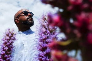 Porträt von Ben LaMar Gay mit Sonnenbrille