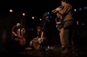 Die Band in Aktion: Sébastien Beliah am Kontrabass, Olga Kozieł mit Trommel, Pierre Borel am Altsaxofon, Louis Laurain am Kornett – v.l.n.r.
