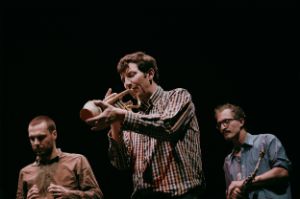 In der Mitte im Vordergrund Louis Laurain mit Trompete. Im Hintergrund links Hannes Lingens, rechts Pierre Borel am Altsaxofon.