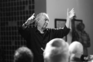 Karl Berger dirigiert das Improvisers Orchestra 2012