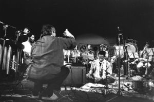 Karl Berger und Don Cherry mit weiteren Musiker*innen der Woodstock Workshop Orchestra auf der Bühne
