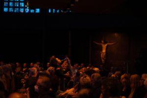 Sakina Abdou stands in the middle of the audience in the Kaiser Wilhelm Memorial Church.