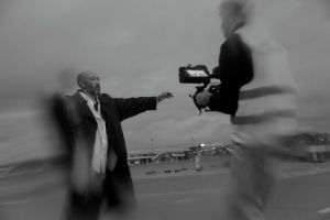 Schwarz-weiß-Foto: Ein Mann wird gefilmt. Die Konturen sind verwischt und erzeugen einen  künstlerischen Sog.