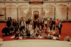 Gruppenfoto im Gropius Bau der beteiligten Kinder und Erwachsenen