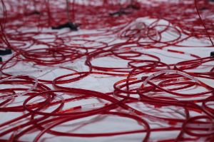 Chiharu Shiota “Dialogue with Absence” (2012) © Marugame Genichiro-Inokuma Musuem of Contemporary Art