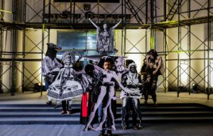 Like Water On Hot Rocks. Goshka Macuga und Vali Mahlouji. Mit freundlicher Genehmigung der Künstler*innen, DAS ‘18, Liverpool Biennial 2018, New North and South and Archaeology of the Final Decade