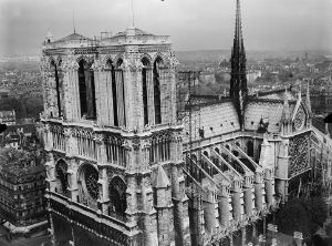 Schwarzweiße Luftaufnahme der Cathédrale Notre-Dame mit Gerüst