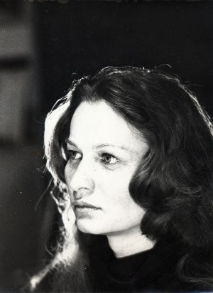 A portrait of young Éliane Radigue in b/w.