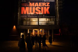 Bei Nacht: Über dem Eingang des Radialsystems hängt ein MaerzMusik-Banner.