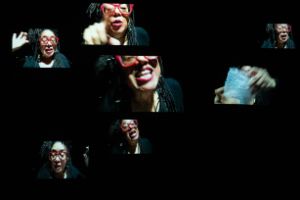 Eine Collage aus verschiedenen Projektionen, die Pamela Z beim Singen zeigen.