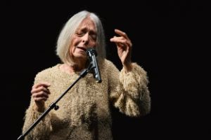 Joan La Barbara sind mit geschlossenen Augen und weichem Gesichtsausdruck. Sie trägt einen flauschigen Pulli.