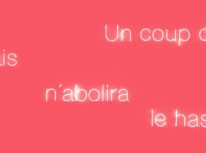 „Un Coup de dés n’abolira jamais le hasard“ Neonlicht-Kunstwerk von Yvon Lambert nach Stéphane Mallarmé, 2008. Foto: Yvon Lambert © Wikimedia Commons