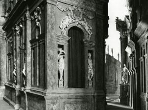 Andrea Palladio / Andrea Scamozzi, Architekturkulissen im Teatro Olimpico, Vicenza 1585; Foto Paolo Monti Vicenza 1966 © Wikimedia Commons 