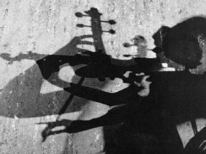 “Violin/Shadow”; photo: Anonymous, from the magazine “MAGNUM – Zeitschrift für das moderne Leben”, 1962, No. 38