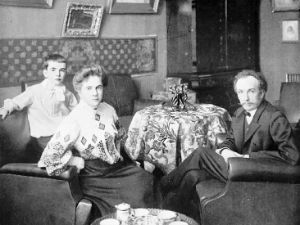 Richard Strauss im Kreis seiner Familie, Berlin 1904; Foto: Albert Zander & Siegmund Labisch © Wikimedia Commons 