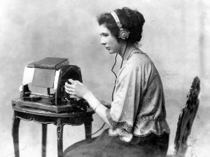 Mary Jameson liest Anthony Trollpoes „The Warden“ mit Hilfe eines Optophon, ca. 1921; Foto: Blind Veterans UK