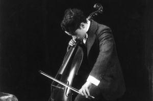 Charlie Chaplin, Cello spielend, ca. 1915