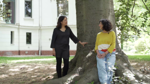 Martina Seeber und Liza Lim stehen vor einem Baum