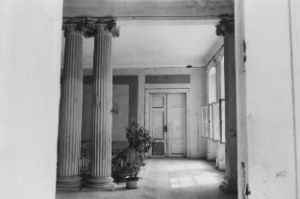Ein geräumiges Treppenhaus, gesäumt von antiken Säulen