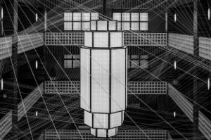 Ein Netz von Drähten ist vor einer großen Lampe durch das Foyer des Haus des Rundfunk gespannt.