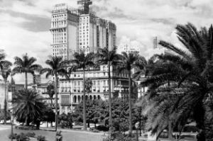 Stadtansicht von São Paulo in den 1950er-Jahren mit Hochhäusern und Park im Vordergrund