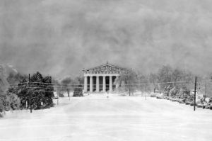 Von Schnee bedeckter Park mit Tempelgebäude im Stil griechischer Antike