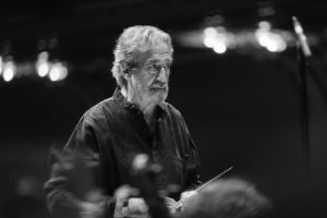 Aufnahme von Jordi Savall beim Dirigieren