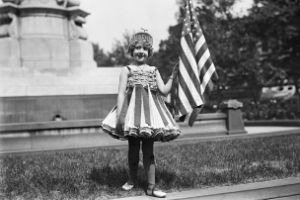 Kostümiertes Mädchen mit US-Flagge 