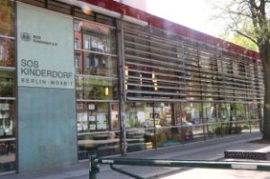 Facade of a building with a banner SOS Kinderdorf Berlin Moabit