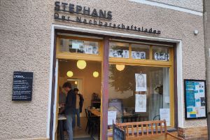 Eingang zu einem Laden mit dem Schriftzug „STEPHANS – Der Nachbarschaftsladen“ darüber