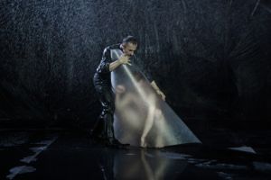 Dimitris Papaioannou umarmt eine transparente Folie, hinter der sich der unbekleidete Šuka Horn befindet.