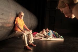 Schauspieler*innen auf der Bühne.