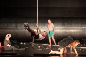 Schauspieler*innen auf der Bühne