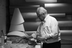 Kentridge bemalt konzentriert aus Karton ausgeschnittene Palmenblätter.