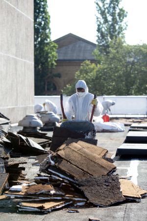 Entsorgungsarbeiten auf dem Dach (Nordseite)