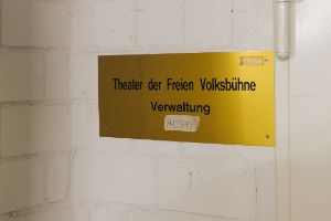 Messingtafel im Haus der Berliner Festspiele