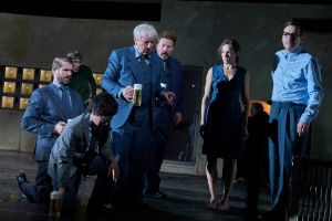 Mitglieder des Schauspiel-Ensembles in einer Szene der Inszenierung „Automatenbüfett“.