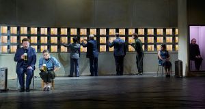 Szene aus der Inszenierung „Automatenbüfett“, der Schauspieler Robert Reinagl und die Schauspielerin Dörte Lyssewski sitzen im Vordergrund auf Stühlen und trinken Bier. 