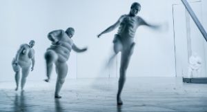 Szene aus der Inszenierung „Der Zaubeberg“, die Schauspielerin Linda Pöppe und die Schauspieler Manuel Harder und Niklas Wetzel laufen durch einen weißen Bühnenraum.