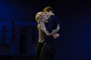 In einer Szene n der Inszenierung „Einfach das Ende der Welt“ küssen der Musiker Matze Pröllochs und der Schauspieler Benjamin Lillie sich durch eine Plastikfolie hindurch.