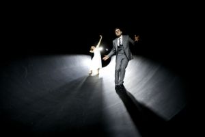 In einer Szene der Inszenierung „Graf Öderland“ steigen die Schauspielerin Barbara Horvath und der Schauspieler Thiemo Strutzenberger einen großen Trichter hinab.