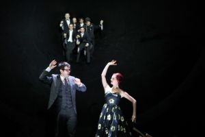 Szene aus der Inszenierung “Graf Öderland”, im Vordergrund der Schauspieler Thiemo Strutzenberger und die Schauspielerin Linda Blümchen.