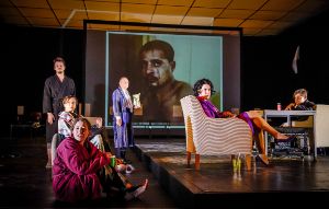 Schauspielerinnen und Schauspieler der Inszenierung “Reich des Todes” in Bademänteln.