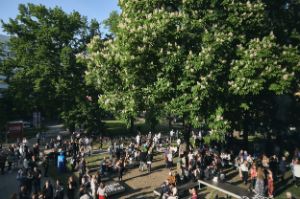 Vogelperspektive auf den mit Menschen gefüllten Platz vor dem Haus der Berliner Festspiele.