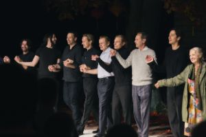 The ensemble of "Das Vermächtnis (The Inheritance)" hold hands, ready to take a bow.