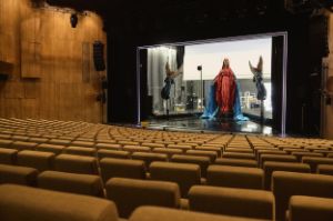 The parquet in the Haus der Berliner Festspiele, on stage a huge statue of the Virgin Mary with two angels, the stage design of " Die Eingeborenen von Maria Blut ".