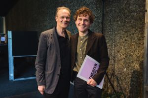 Dominik Dos-Reis, winner of the Alfred-Kerr-Acting-Award, smiling next to juror Edgar Selge.