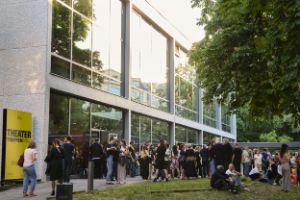 Eine Gruppe von Menschen steht vor dem Haus der Berliner Festspiele.