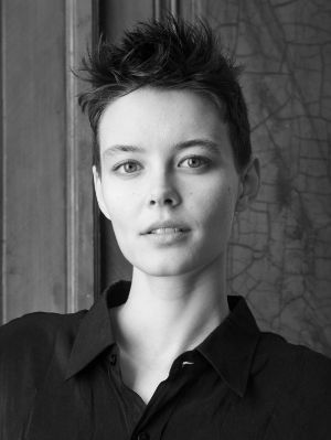 Schwarz-Weiß-Porträt einer Person mit kurzen Haaren.